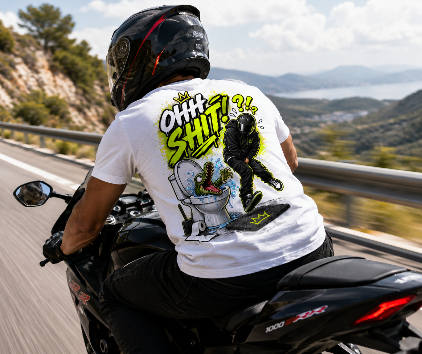 OHHH SHIT! – Motoros mintás fehér póló 🏍️🐊